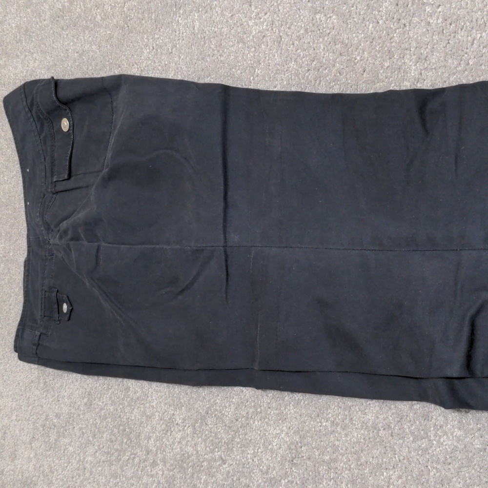 Navy Capri pants.